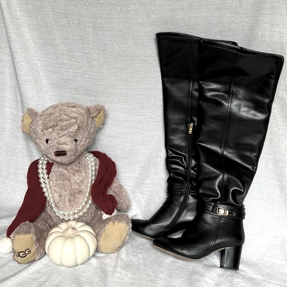 9.5 Wid overthe-knee Monroe&Main boots.Very good condition, soles slightly worn